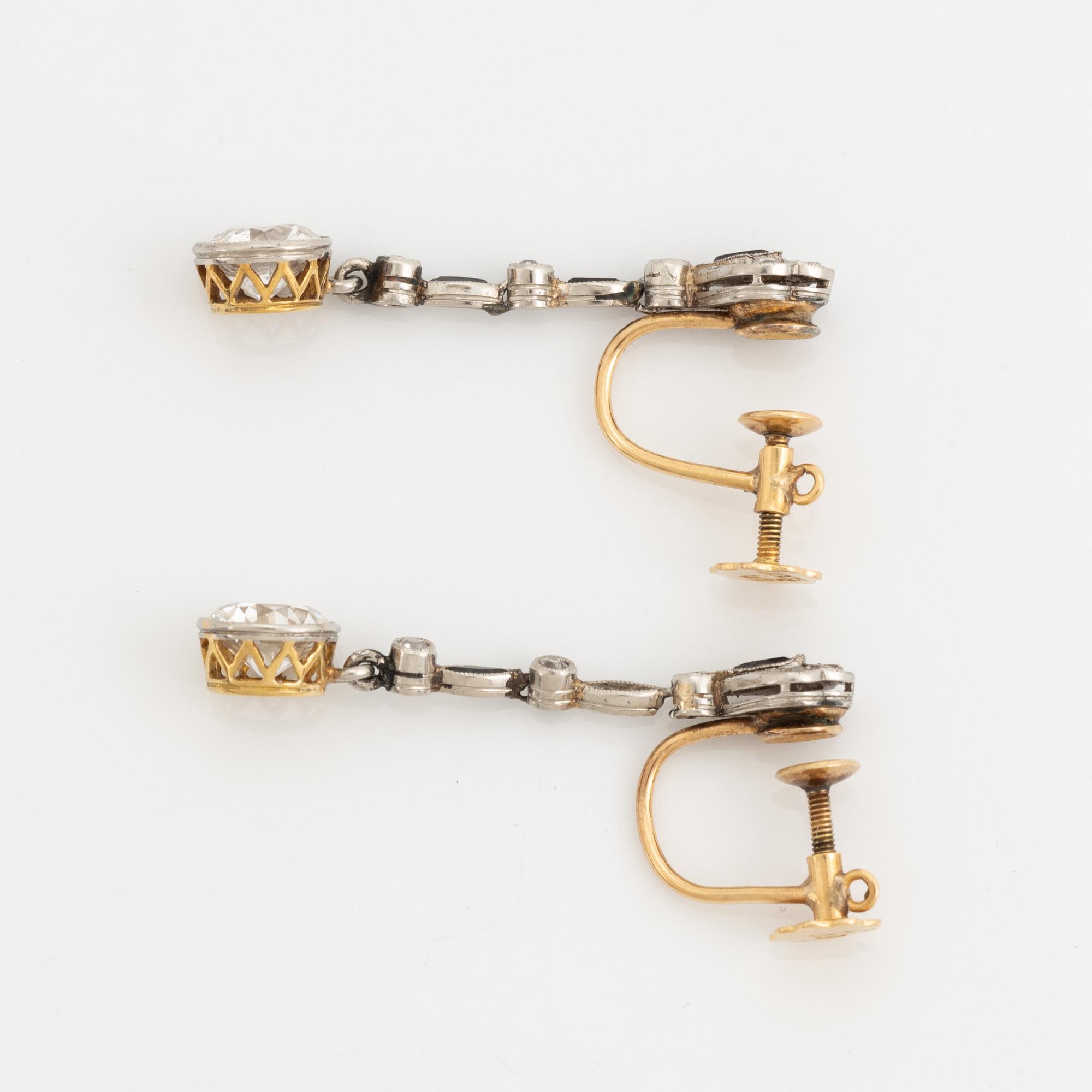 Örhängen, ett par, med briljantslipade diamanter.