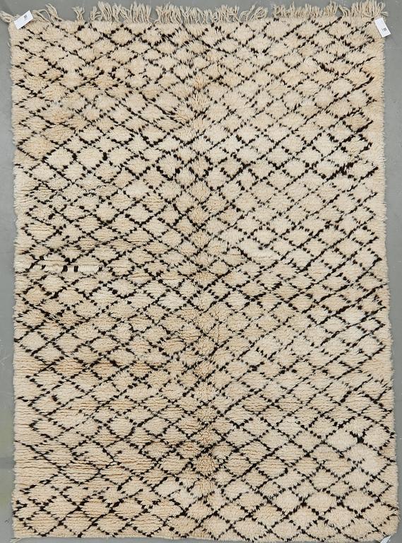 MATTA, Beni Ourain. Ca 243x178 cm.