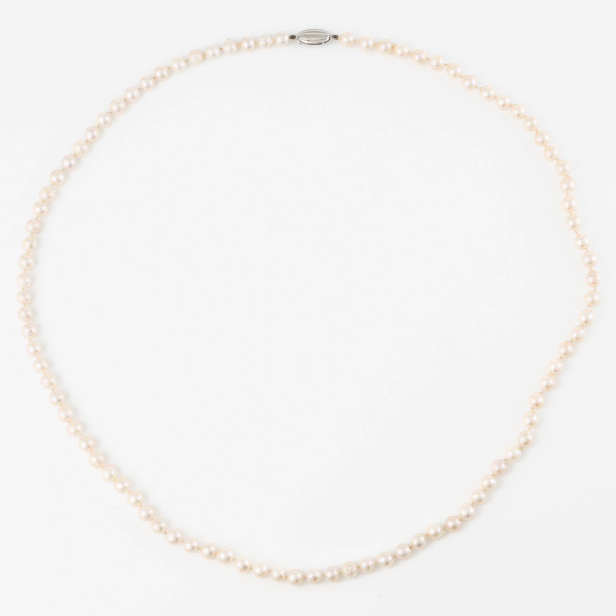 Collier längre modell med odlade pärlor med silverlås.