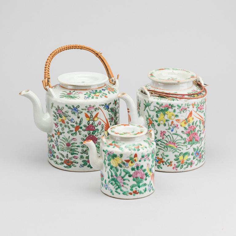 A set of three Chinese porcelain teapots around 1900.