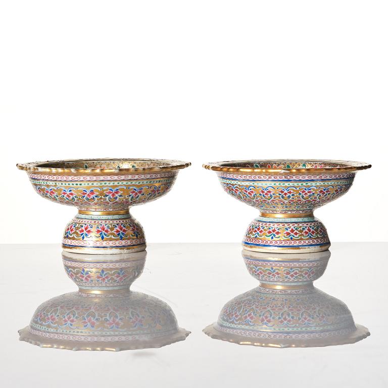 A pair of Bencharong stemcups/altar offering bowls, Qing dynasty, 19th Century.