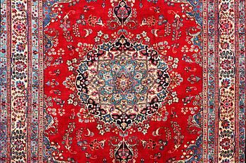 A Kashan carpet, a. 337 x 246 cm.