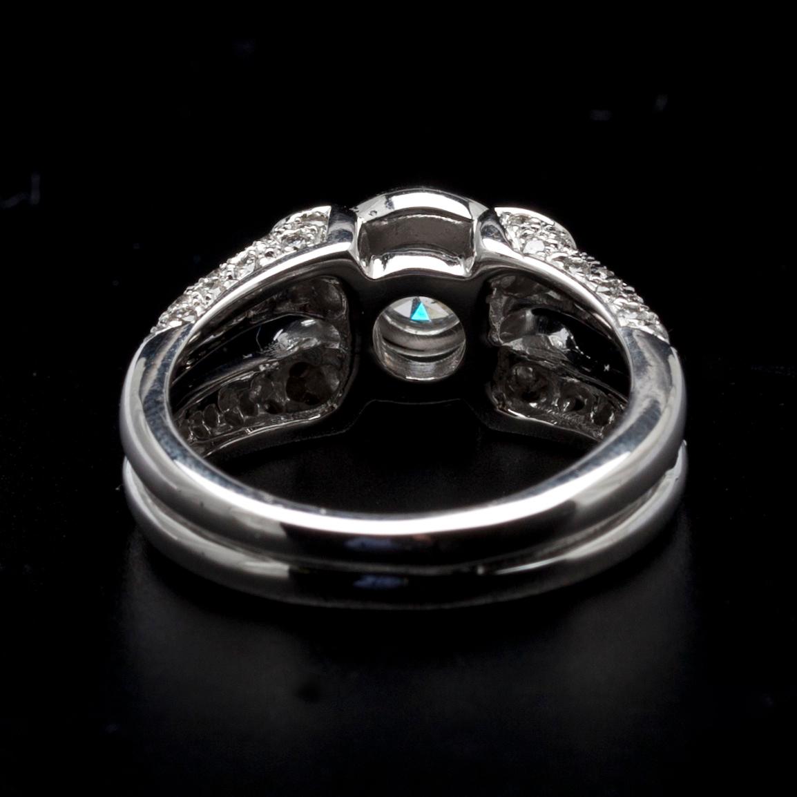 RING, vitguld 18K, briljantslipade diamanter, tot. 1,07 ct, mittsten 0,47 ct. Vikt 8,2 g. Intyg.