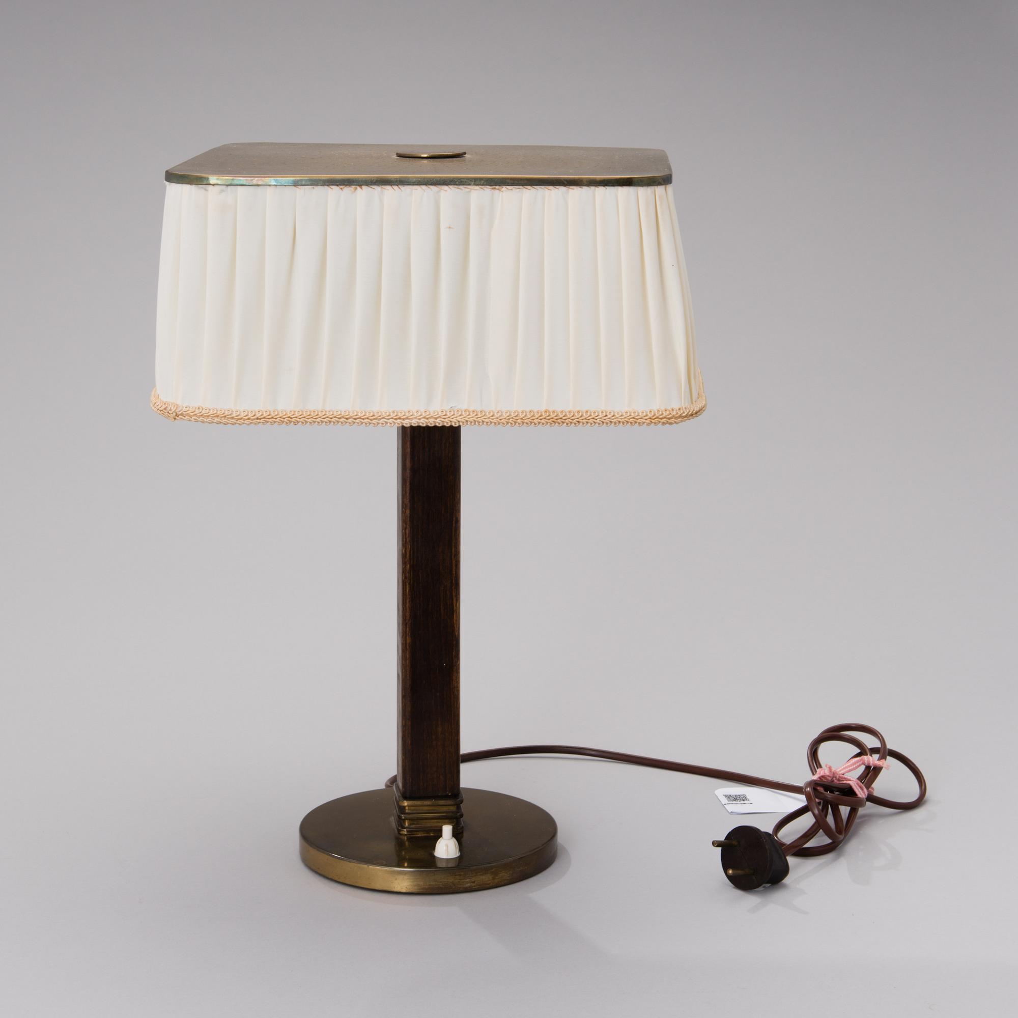 A 1940s table lamp  model 5066, manufactured by Taito Oy, Finland.