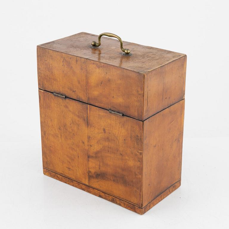 Schatull med pluntor och glas, 1800-tal.