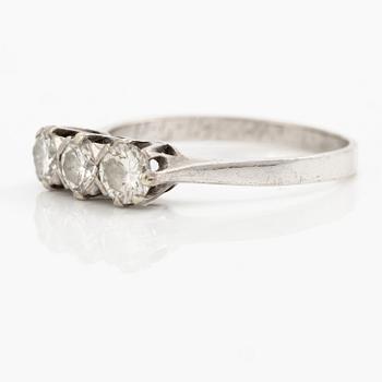 Ring, 18K white gold with three brilliant-cut diamonds totalling 0.92 ct.