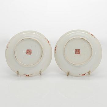 Tallrikar, 2 + 2 st, porslin, Kina, Qingdynastin, 1900-tal.