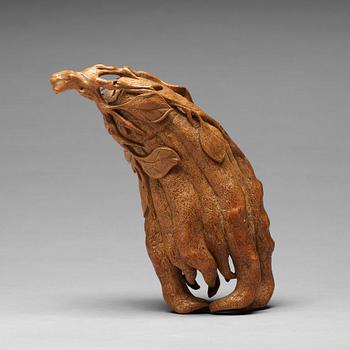 681. A bamboo carving of buddhas hand/a finger lemon, Qing dynasty (1644-1912).