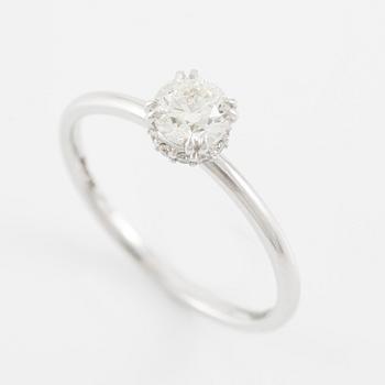 Ring 14K vitguld med briljantslipade diamanter.