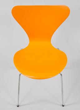 STOLAR, 2 st, "Sjuan", Arne Jacobsen, Fritz Hansen, Danmark, 1900-talets andra hälft.