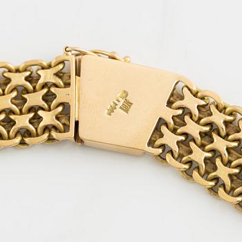 An 18K gold necklace.