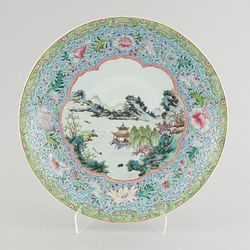 A Chinese porcelain plate from arund the turn of the century 1900.