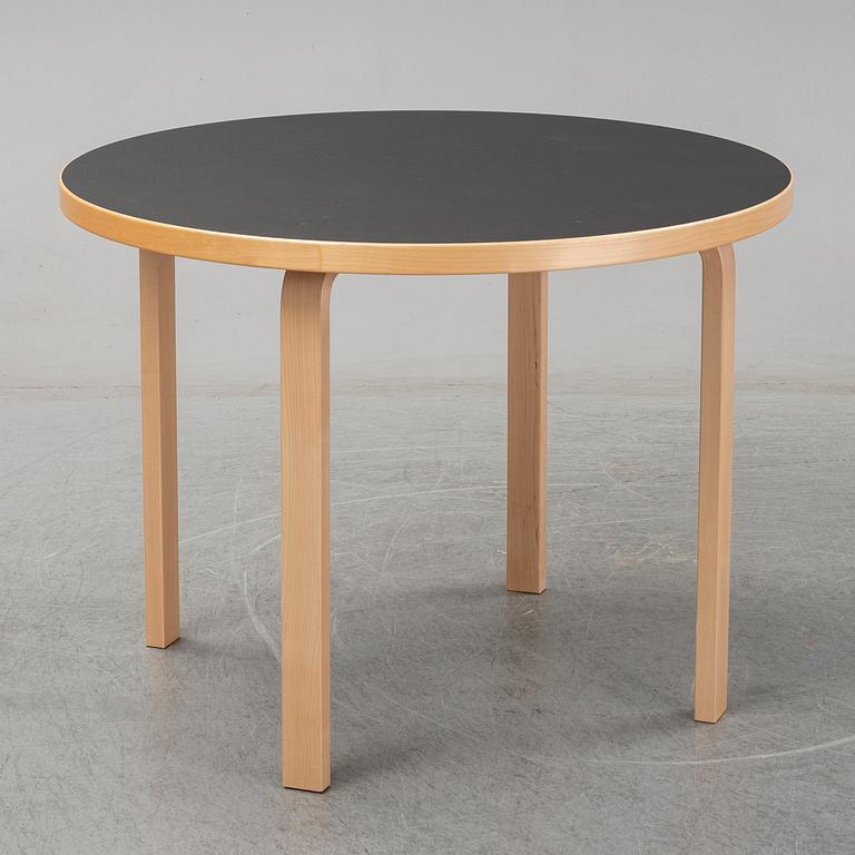 ALVAR AALTO, bord "90A" och stolar, 4 st, "68", Artek.