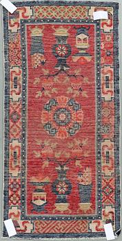 MATTA, semiantik Kina. Ca 132,5 x 66 cm.