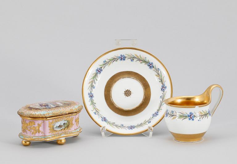 KOPP MED FAT SAMT DOSA, porslin, bl.a. Berlin, 1800/1900-tal.