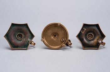 LJUSSTAKAR, 2+1 st, mässing, tillverkningsstämplar Tula och Pimonov, Ryssland, 1800-talets slut.