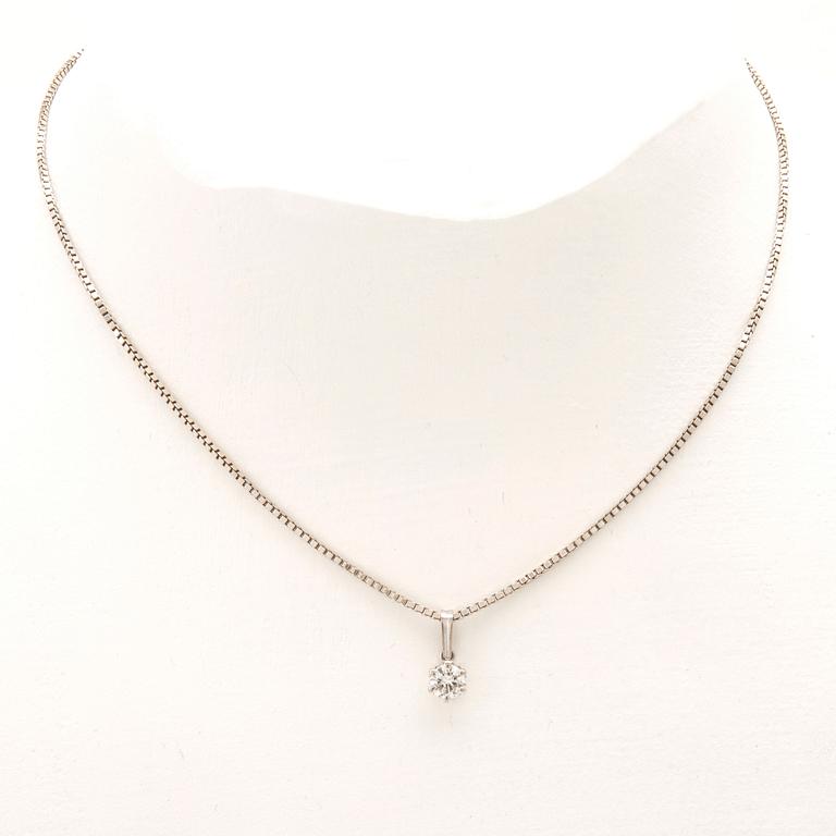An 18K white gold necklace set with a round brilliant-cut diamond.