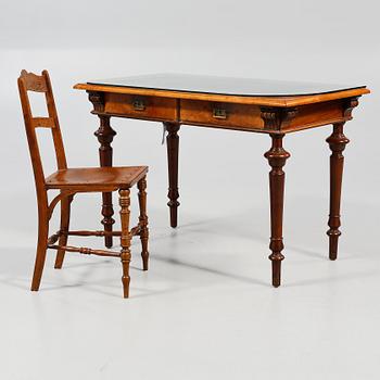 SKRIVBORD samt STOL, omkring sekelskiftet 1900.