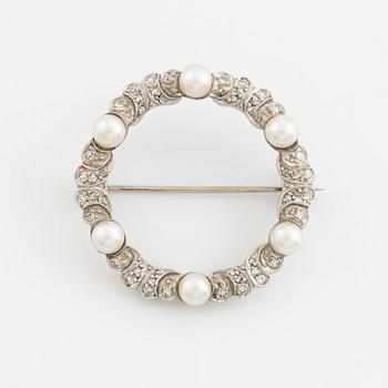 An 18K white gold ring set with cultured pearls and eight- and rose-cut diamonds.