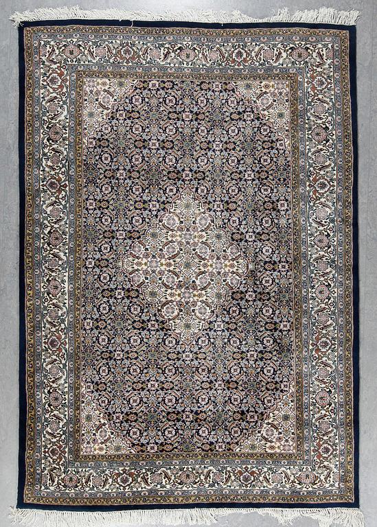 MATTA, möjligen Bidjar, ca 267x286 cm.