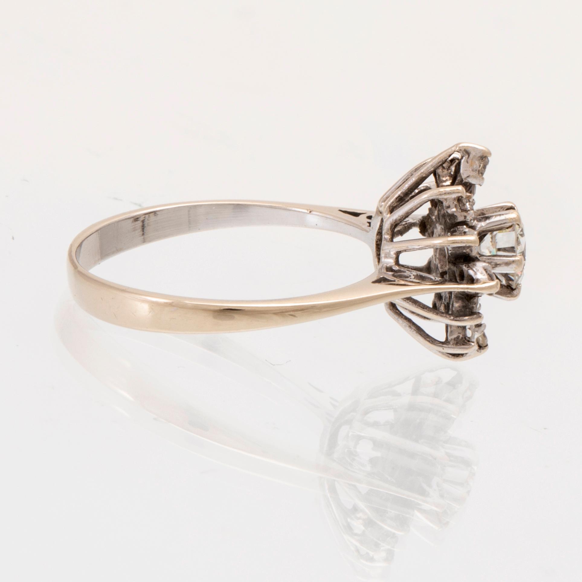 Ring 18K vitguld med rund briljantslipad samt runda enkelslipade diamanter.