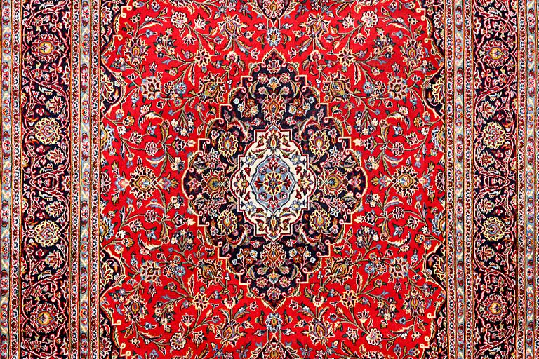 A Kashan carpet, c. 302 x 200 cm.