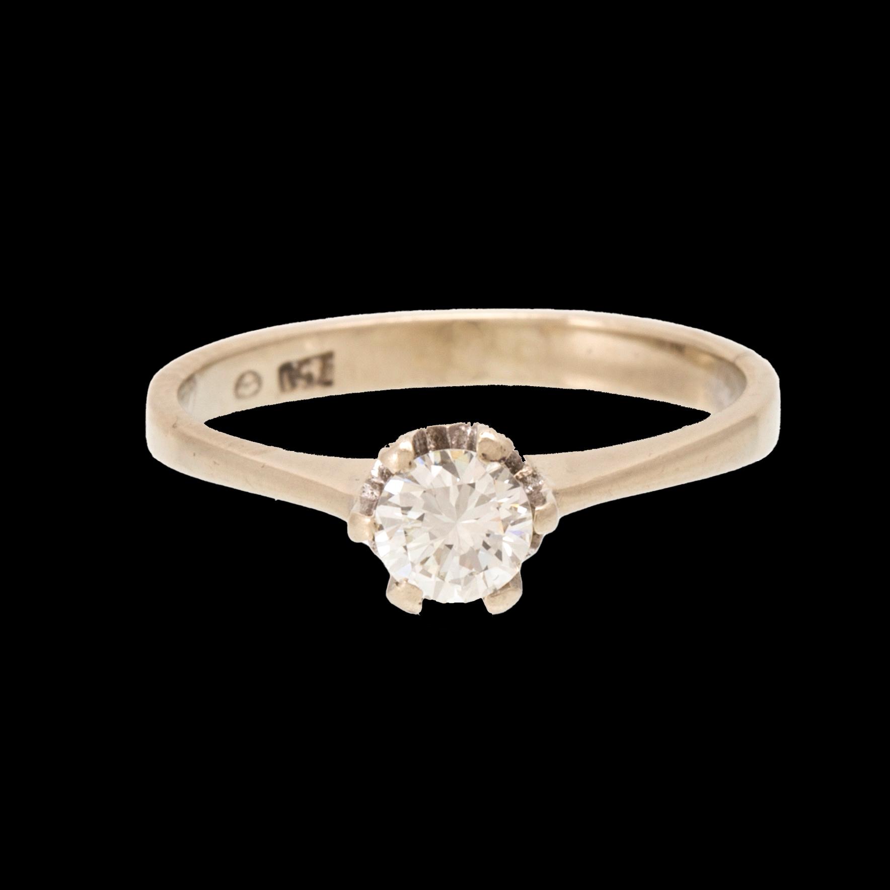 An 18K white gold solitaire ring set with a round brilliant-cut diamond.