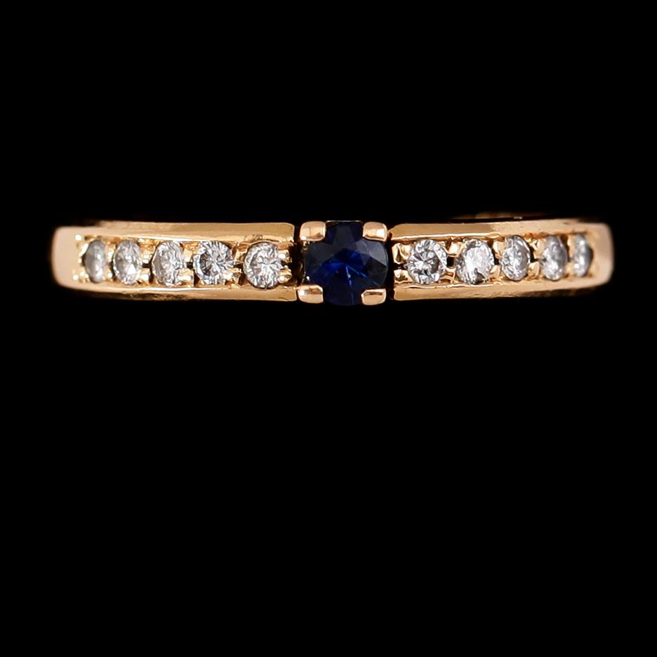 RING, 18 k guld, med safir och briljantslipade diamanter, 1990. Total vikt ca 2 gram.
