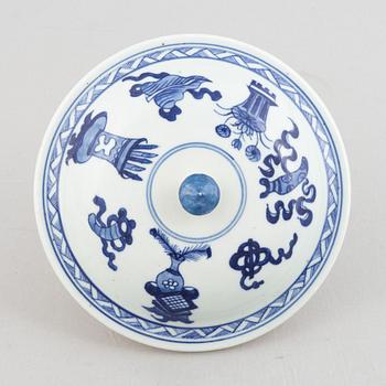 A Chinese blue and white porcelain cover, Qing dynasty, Kangxi (1662-1722).