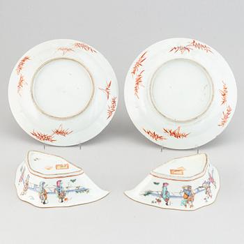 A pair of famille noire dinner plates and a pair of cabaret dishes, China, early 20th Century.