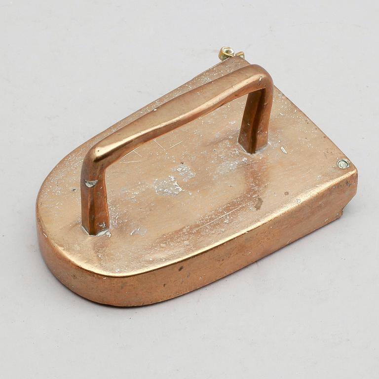 STRYKJÄRN, brons, 1600-tal.