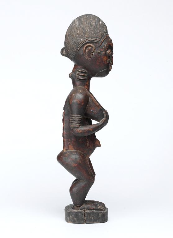 FETISCH. Trä. Baoule-stammen. Côte d'Ivoire (Elfenbenskusten) omkring 1940-1950. Höjd 47,5 cm.