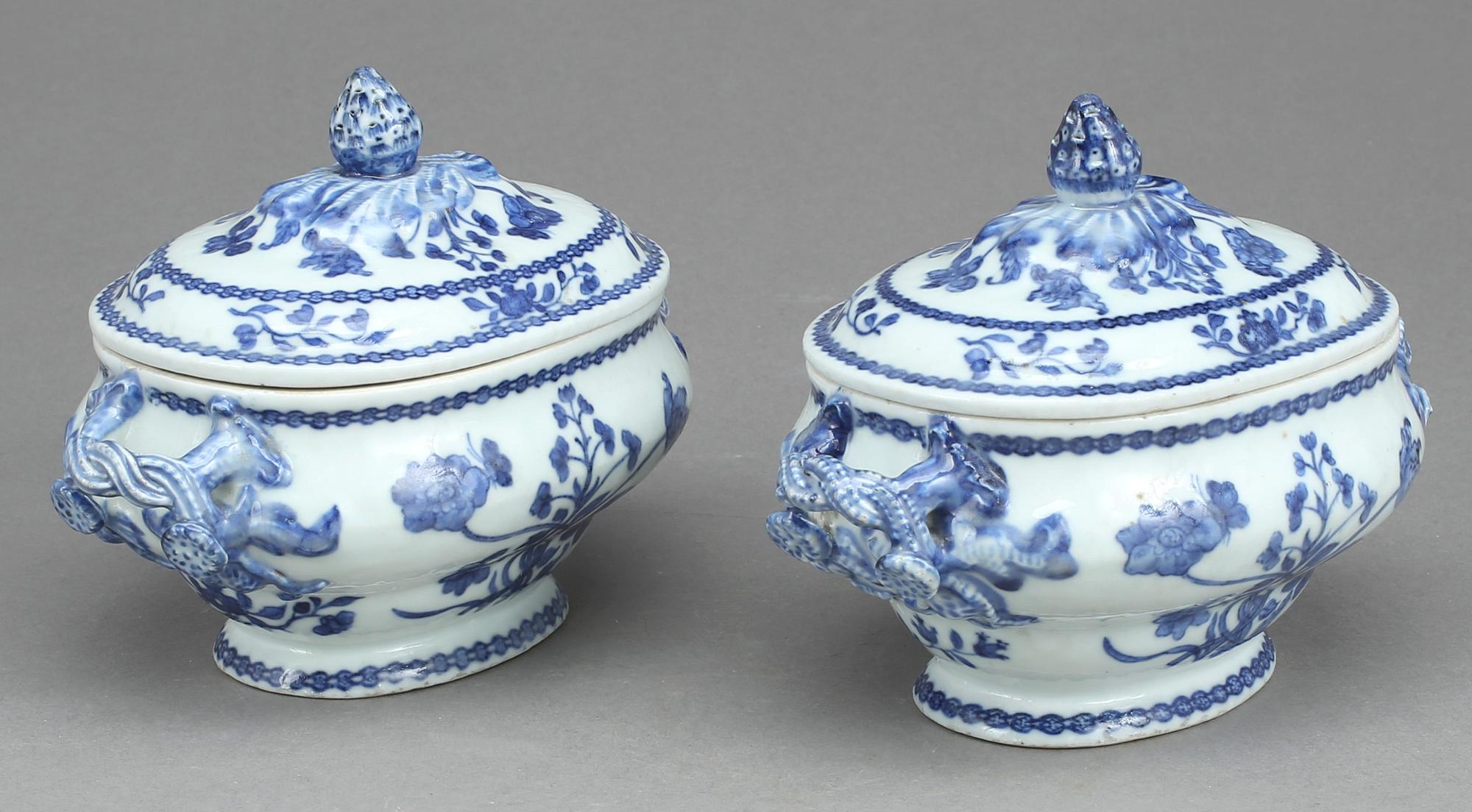 SMÖRTERRINER, ett par, porslin, Kina, Qingdynastin, (1736-1795).