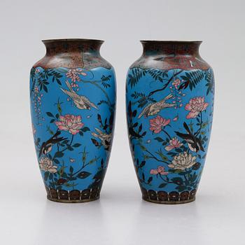 VASER, 1 par, emaljarbeten, Kina/Japan, 1900-talets första hälft.