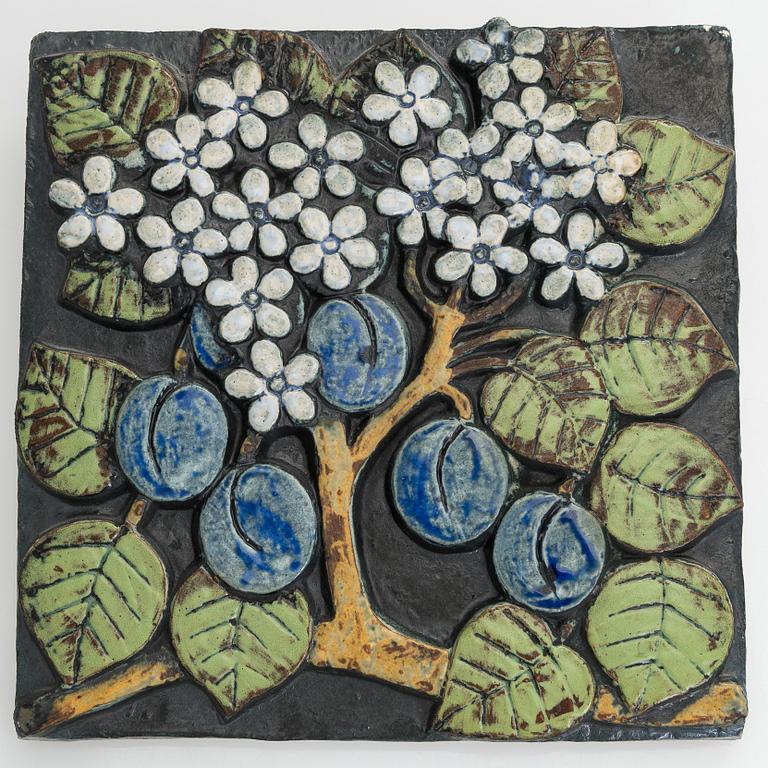Lisa Larson, reliefi "Plommon", sarjasta "Pomona", Lisa Larson, Gustavsberg, 1974-1979.