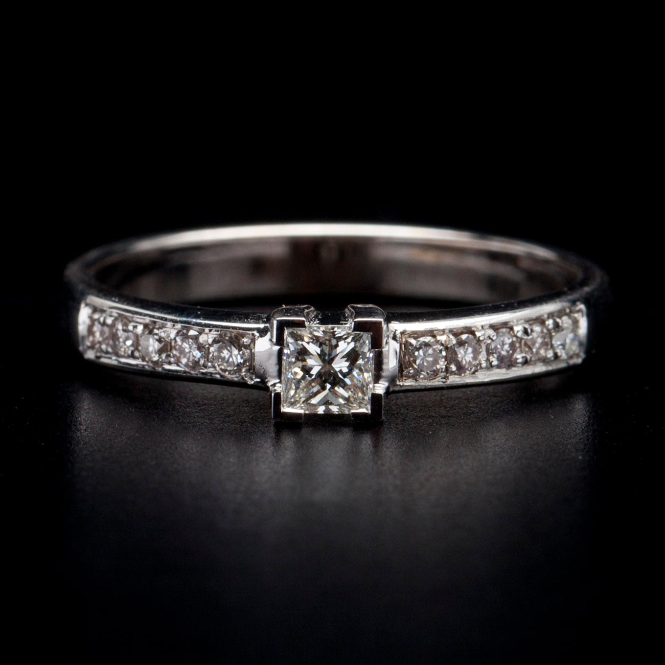 RING, vitguld 14K, mittsten princesslipad diamant 0,19 ct, sidostenar tot. 0,15 ct. Vikt 2,9 g.