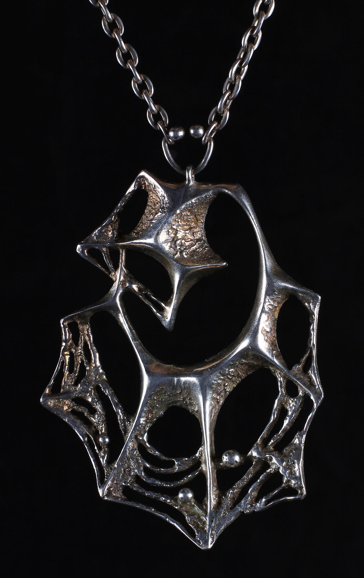 SMYCKEN, 3 delar, silver, brons och ametist, Sten & Laine, Åbo, 1971 samt Pentti Sarpaneva, Finland. Ca 39 g silver.