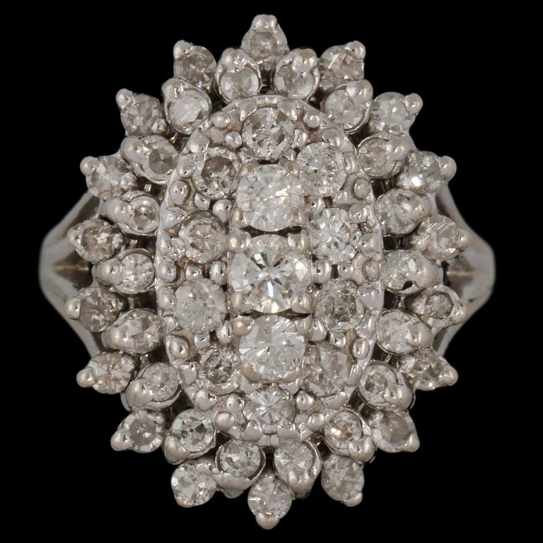 RING, 14k vitguld med briljant och åttkantslipade diamanter, totalt ca 1.75 ct. Vikt 10g.