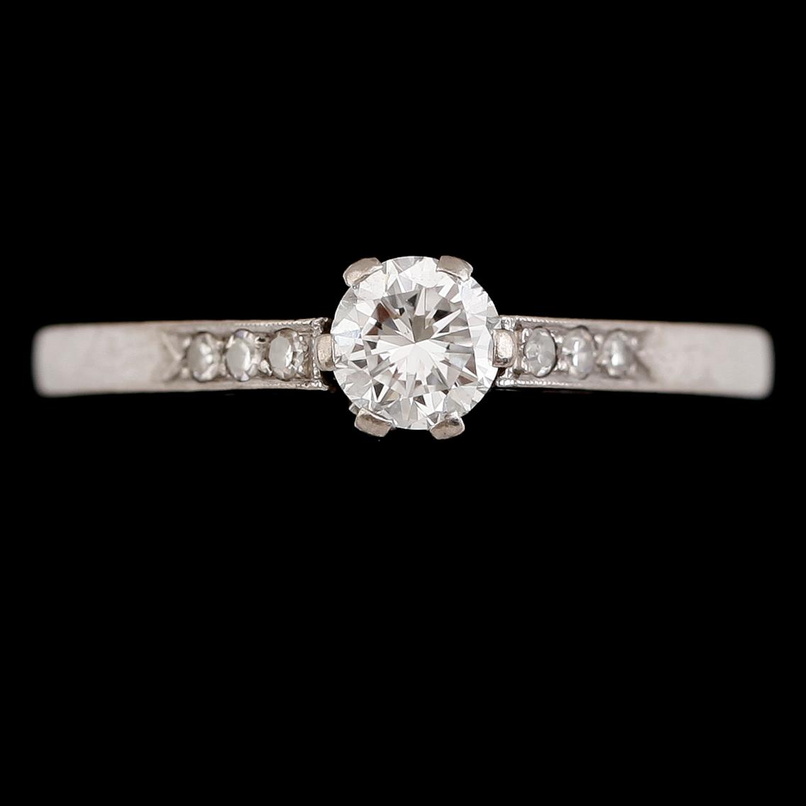 RING, 18 k vitguld, briljantslipade diamanter tot 0.50 ct, H&Å Stockholm 1959. Vikt 3,1 g.