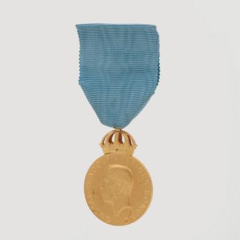 A Swedish royal gold medal from Sveriges hantverks o industriorganisation. 1961. Weight ca 28 grams. With original box.