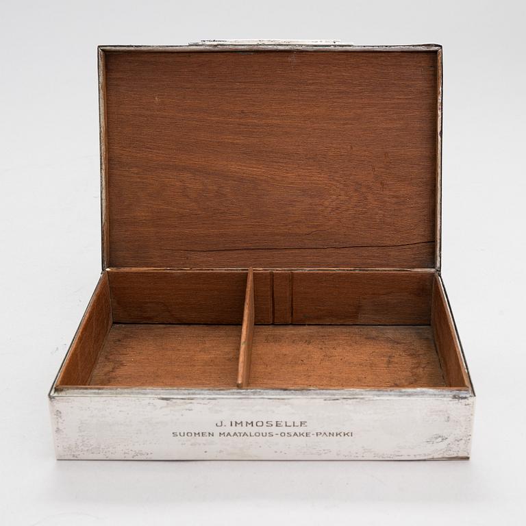 A silver cigar box, Finnish controlmark by Oskar Lindroos, Helsinki 1942.