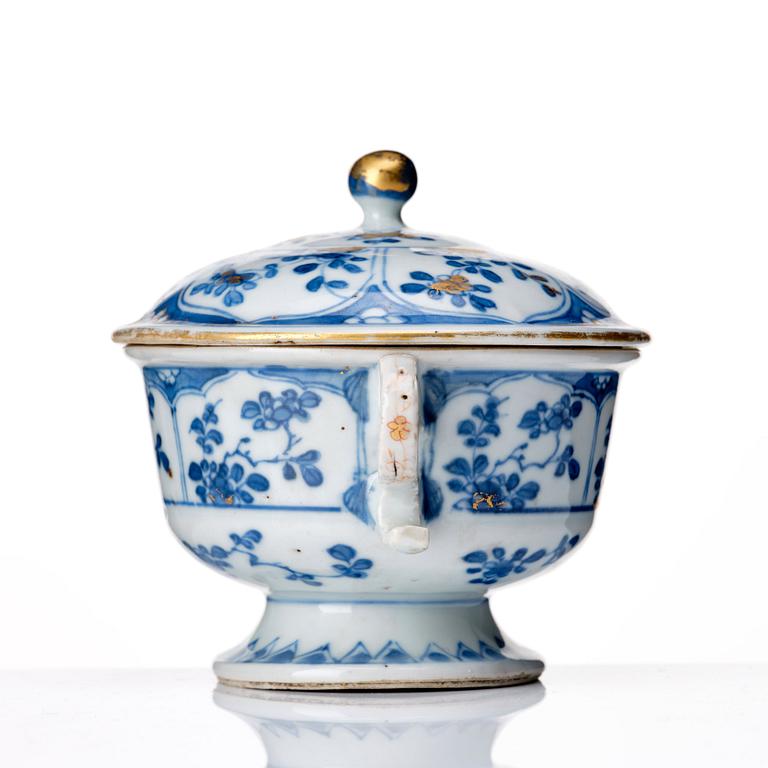 A blue and white equelle with cover, Qing dynasty, Kangxi (1662-1722).