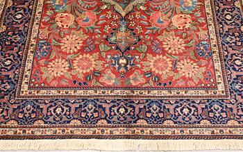 A semi-antique Tabriz carpet, c. 196 x 141 cm.