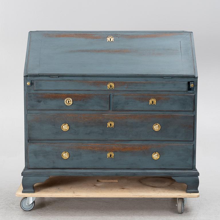 A secretaire, circa 1800.