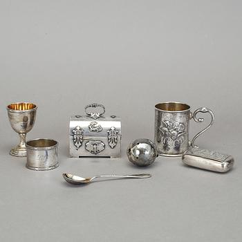 PARTI SILVERFÖREMÅL, 7 delar, samt NYSILVER, 1 del, olika nationaliteter, 1800-/1900-tal. Total silvervikt ca 189 gram.