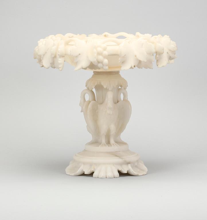 BORDSUPPSATS/SKÅL, alabaster. 1800-talets slut.