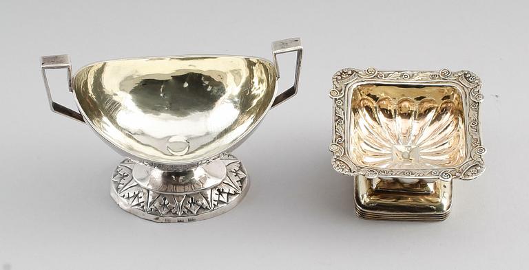 SALTKAR, 2 st, silver, Ryssland, en daterad 1824. Vikt ca 134 gram.