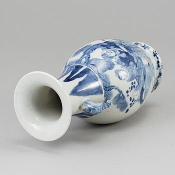 A blue and white vase, Qing dynasty, late 19th/early 20th century.