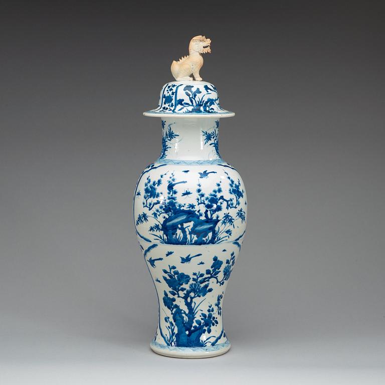 A large blue and white vase, Qing dynasty, Kangxi (1662-1722).