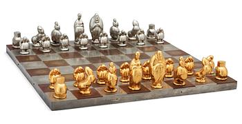 481. MARIE-LOUISE IDESTAM-BLOMBERG, schackspel med 32 pjäser, Firma Svenskt Tenn, schackbrädet stämplat 1983.